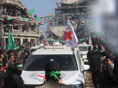 صور تسليم الجزء الأول من الدفعة الثالثة للأسرى الصهاينة في قطاع غزة ضمن المرحلة الأولى من "صفقة طوفان الأقصى" لتبادل الأسرى.