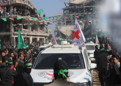 صور تسليم الجزء الأول من الدفعة الثالثة للأسرى الصهاينة في قطاع غزة ضمن المرحلة الأولى من "صفقة طوفان الأقصى" لتبادل الأسرى.