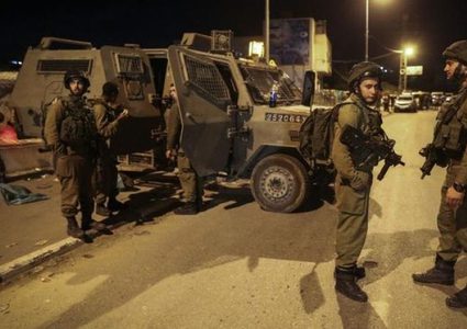 إصابة شابين بالرصاص واعتقال طفل خلال اقتحام الاحتلال بلدة كوبر