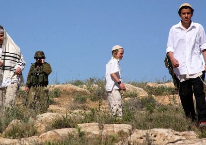 مستوطنون يرعون أغنامهم بين مساكن المواطنين غرب أريحا