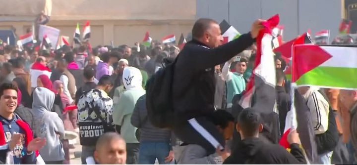 مظاهرات أمام معبر رفح البري تندد بتهجير الفلسطينيين