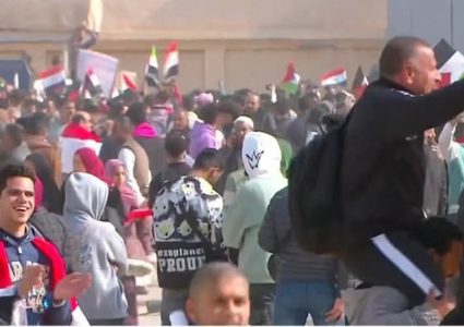مظاهرات أمام معبر رفح البري تندد بتهجير الفلسطينيين