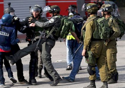 الاحتلال يحتجز صحفيين ويستولي على معداتهما في بيت أمر