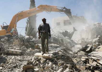 سلطات الاحتلال تجبر مواطنا على هدم منزله ذاتيا في القدس
