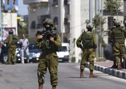 الاحتلال يداهم منازل أسرى محررين في الخليل