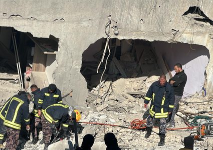 الدفاع المدني: نعمل على إنقاذ امرأة وأطفالها من تحت أنقاض منزل في مخيم جنين