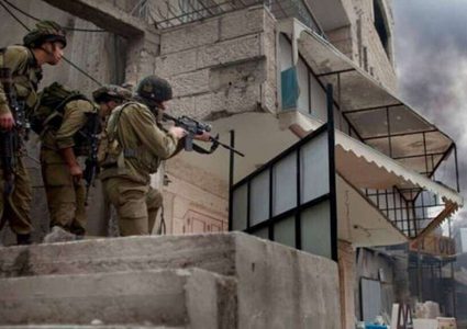 الاحتلال يداهم منازل المواطنين في طولكرم ويحولها لثكنات عسكرية