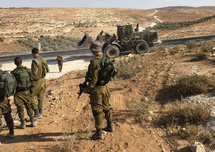 الاحتلال يغلق طرقا ترابية في سلفيت