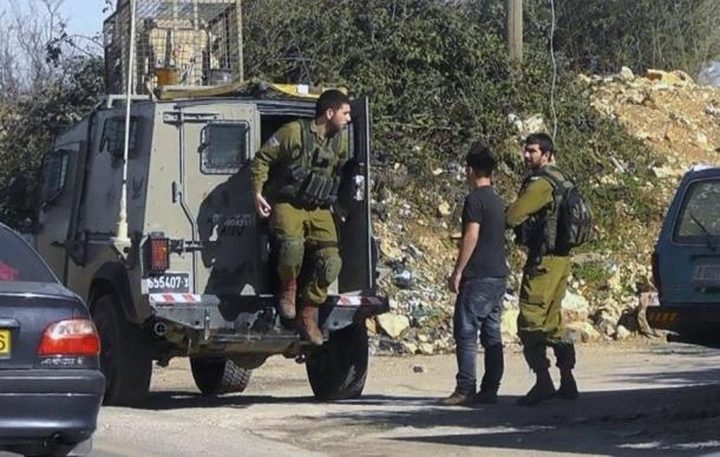 الاحتلال يعتقل ويحتجز العشرات من المواطنين في مخيم الفوار ويُجري تحقيقا ميدانيا