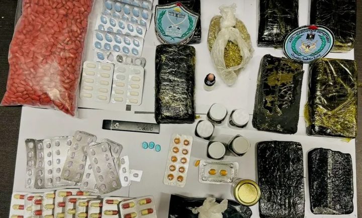 الشرطة تضبط 3 كيلو مواد مخدرة وعقاقير بحوزة تاجر مخدرات و3 أشخاص في ضواحي القدس