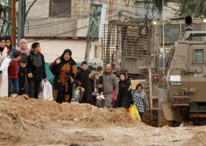 الدفاع المدني يخلي أحد المحاصرين من البناية المهدمة بمخيم جنين