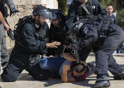 الاحتلال يعتقل شابا من سلوان جنوب الأقصى