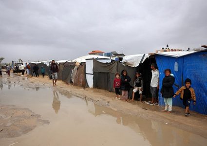 خيام دمرتها الأمطار.. البرد يضاعف معاناة نازحي غزة