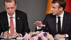 أردوغان وماكرون يناقشان رفع العقوبات الأوروبية عن سوريا