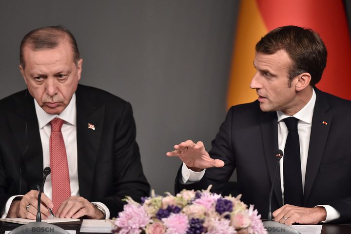 أردوغان وماكرون يناقشان رفع العقوبات الأوروبية عن سوريا