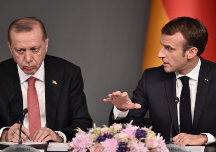 أردوغان وماكرون يناقشان رفع العقوبات الأوروبية عن سوريا