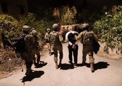 القدس:الاحتلال يعتقل شابا من بلدة بيت سوريك