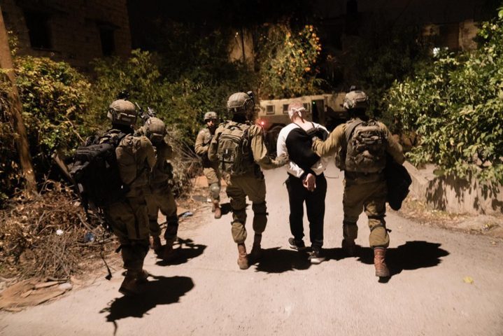القدس:الاحتلال يعتقل شابا من بلدة بيت سوريك