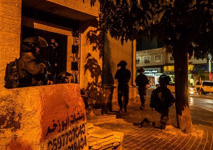 الاحتلال يعتقل مواطنا ونجله في نابلس