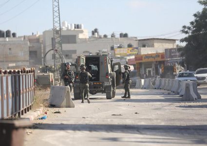 قوات الاحتلال تعتقل مواطنين من بلدة الزاوية