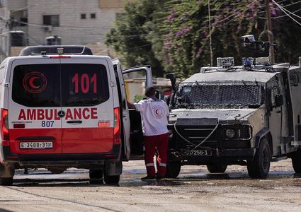 الاحتلال يصدم مركبة تابعة للهلال الأحمر في مخيم الفارعة