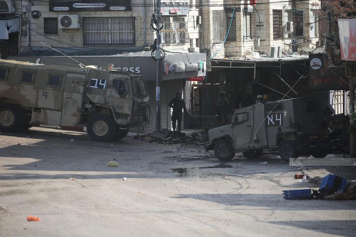 الاحتلال يفجر مخزنا ويعتقل مواطنا من نابلس