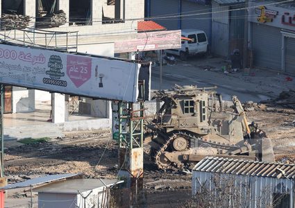 مئات المواطنين ينزحون قسرا من مخيم الفارعة