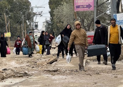 الاحتلال يجبر العائلات على النزوح قسرا من منازلها في الفارعة وسط حصارٍ مشدد