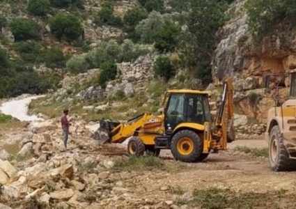 مستوطنون يشقون طريقا استيطانيا شرق سلفيت