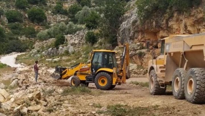 مستوطنون يشقون طريقا استيطانيا شرق سلفيت