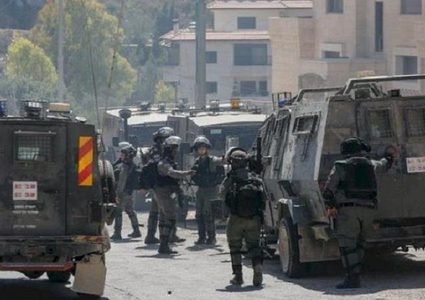 عدوان واسع في مخيم العروب وهدم منزل