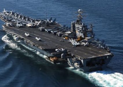 اصطدام حاملة طائرات أمريكية بسفينة تجارية في بورسعيد بمصر