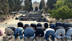 40 ألفا يؤدون صلاة الجمعة في المسجد الأقصى