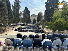40 ألفا يؤدون صلاة الجمعة في المسجد الأقصى