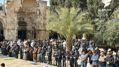 40 ألفا يؤدون صلاة الجمعة في المسجد الأقصى