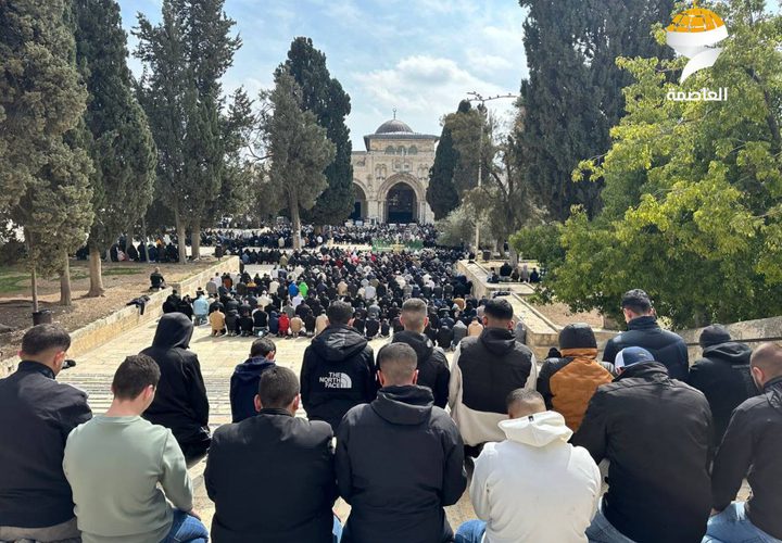 40 ألفا يؤدون صلاة الجمعة في المسجد الأقصى