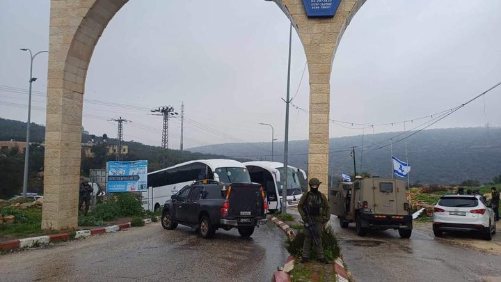 الاحتلال يغلق طريقا فرعية في دير استيا غرب سلفيت