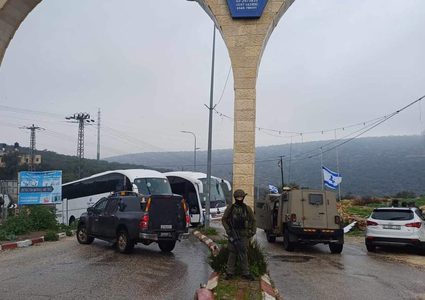 الاحتلال يغلق طريقا فرعية في دير استيا غرب سلفيت