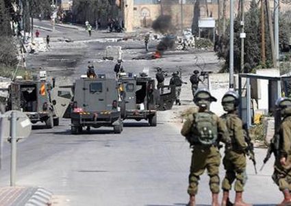 إصابات بالاختناق خلال اقتحام الاحتلال دورا