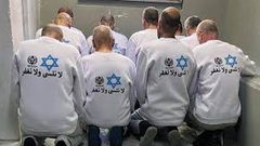 غضب فلسطيني لإجبار الأسرى المفرج عنهم على ارتداء قمصان تحمل شعاراً ونجمة داود