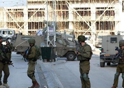 الاحتلال يواصل إغلاق مدخل قرية المنشية جنوب بيت لحم لليوم الخامس