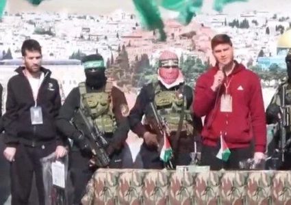 الصليب الأحمر يتسلم 3 اسرى إسرائيليين من غزة