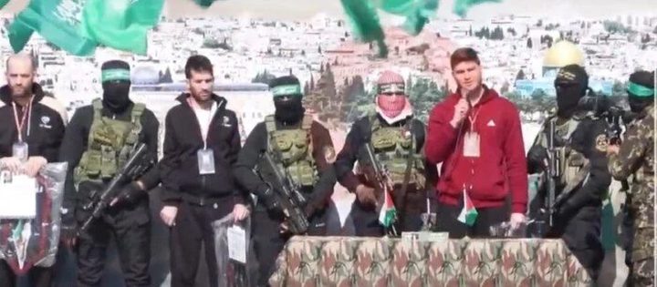 الصليب الأحمر يتسلم 3 اسرى إسرائيليين من غزة