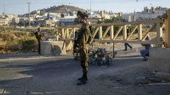 الاحتلال ينصب حاجزا عسكريا عند مدخل بلدة حزما شمال القدس