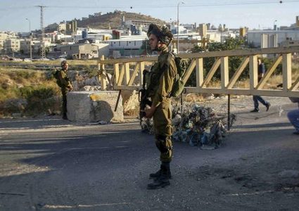 الاحتلال ينصب حاجزا عسكريا عند مدخل بلدة حزما شمال القدس