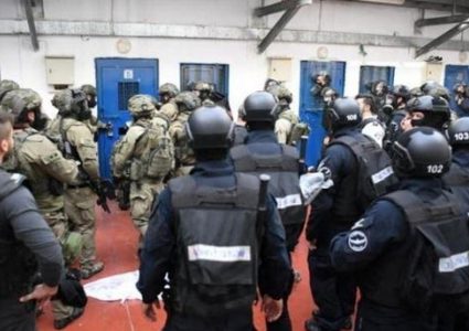 قوات القمع تقتحم أقسام الأسرى في سجن عوفر