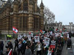 تظاهرة ضخمة في لندن؛ دعماً لفلسطين ورفضاً لمخططات التهجير.