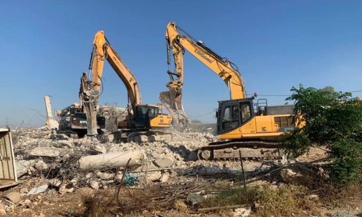 الاحتلال يحتجز مواطنين ويجرف أرضا في بلدة العيسوية