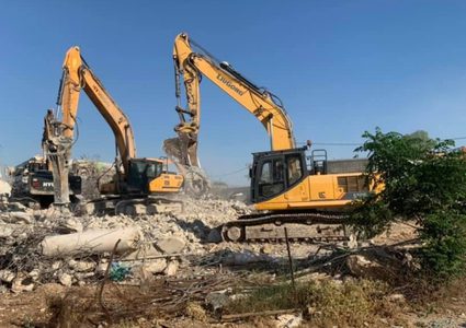 الاحتلال يحتجز مواطنين ويجرف أرضا في بلدة العيسوية