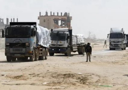 الاحتلال يستمر بعرقلة شاحنات مساعدات غزة ويؤجل سفر المرضى